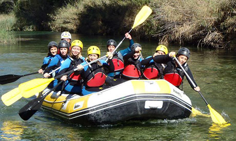 Actividades de aventura en el agua como el rafting, canoa, hidrospeed o barranco acuático